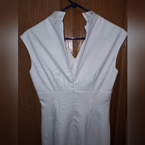 An Antonio Melani sleeveless v-neck split hem lined midi dress in a size 2. - Picture 3 of 9